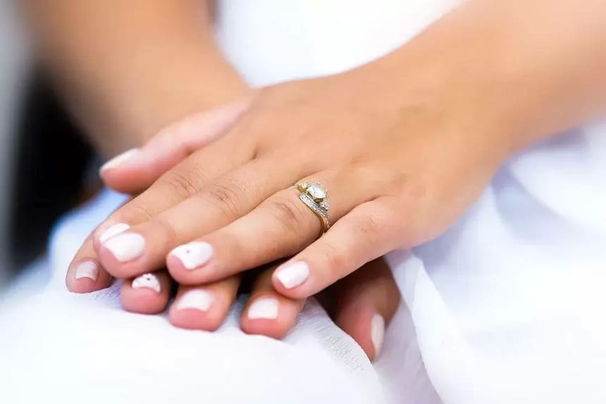 Förlovningsringar bärs på vänster ringfinger
