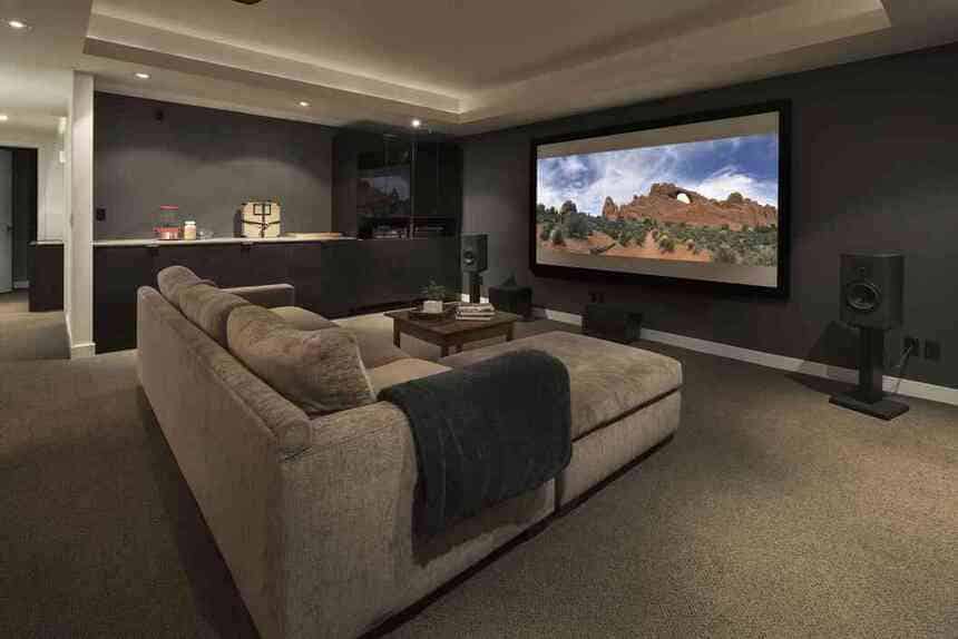 En hemmabio eller surroundanläggning är tänkt att kunna ge en bild- och ljudupplevelse som påminner om den som man kan få uppleva på en biograf
